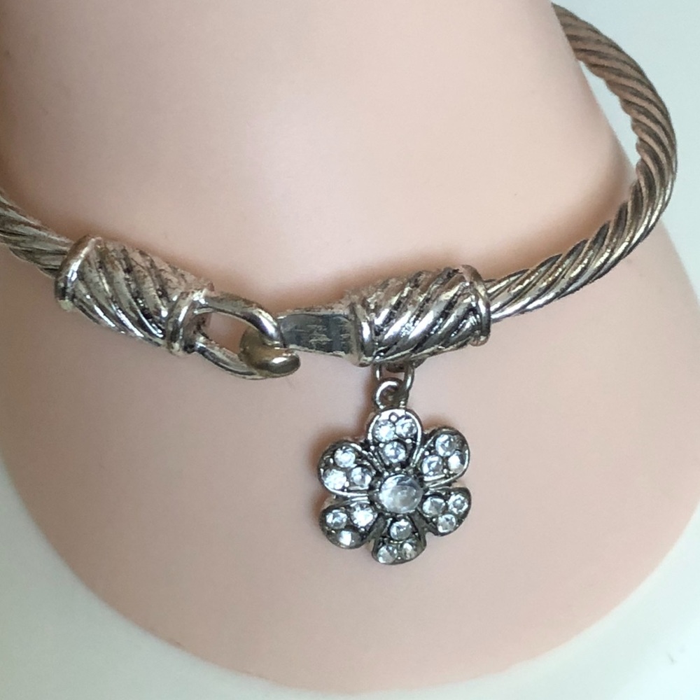 Bangle bracelet with flower charm